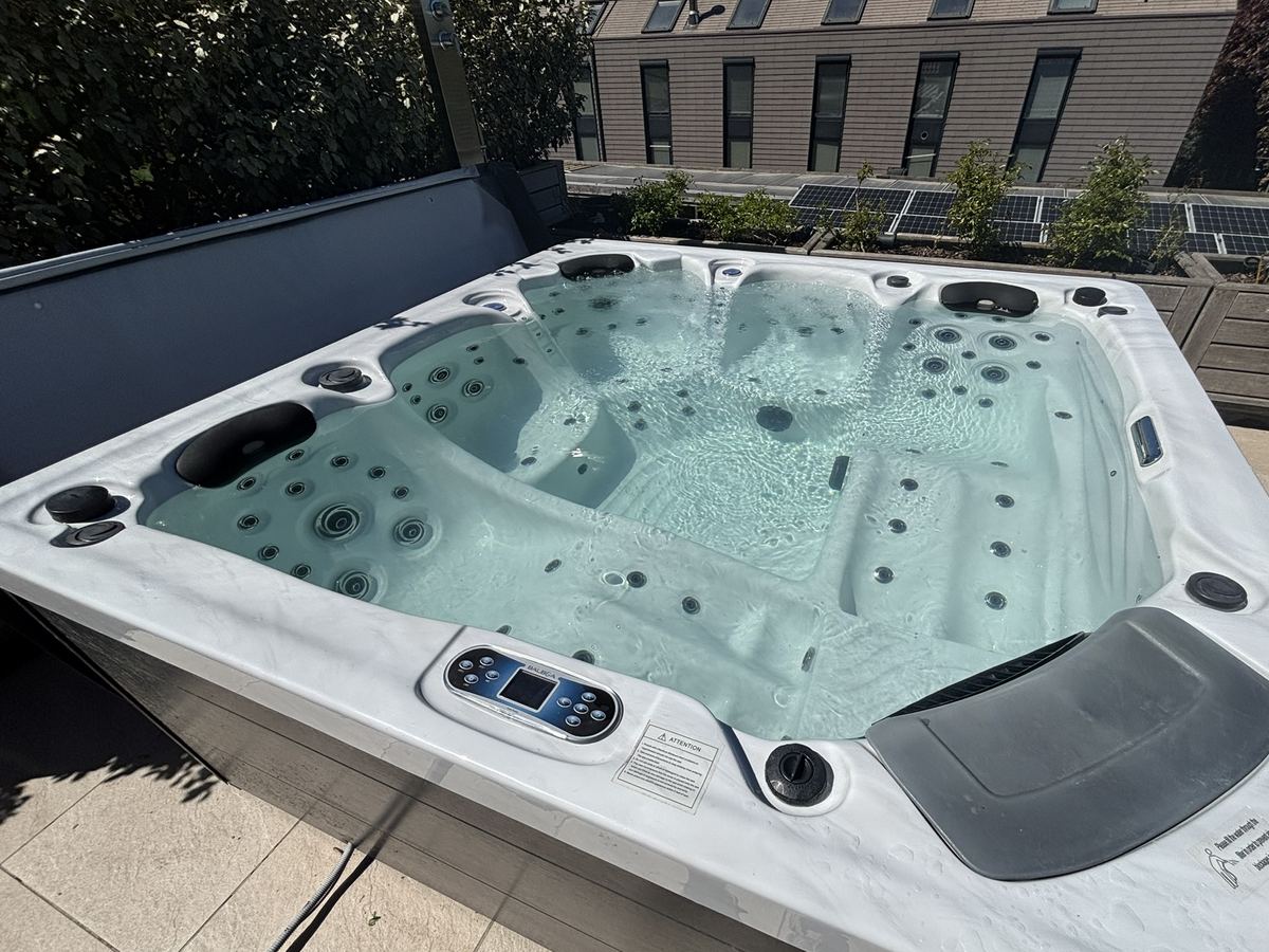 Spa à l'eau claire sur une terrasse, après entretien